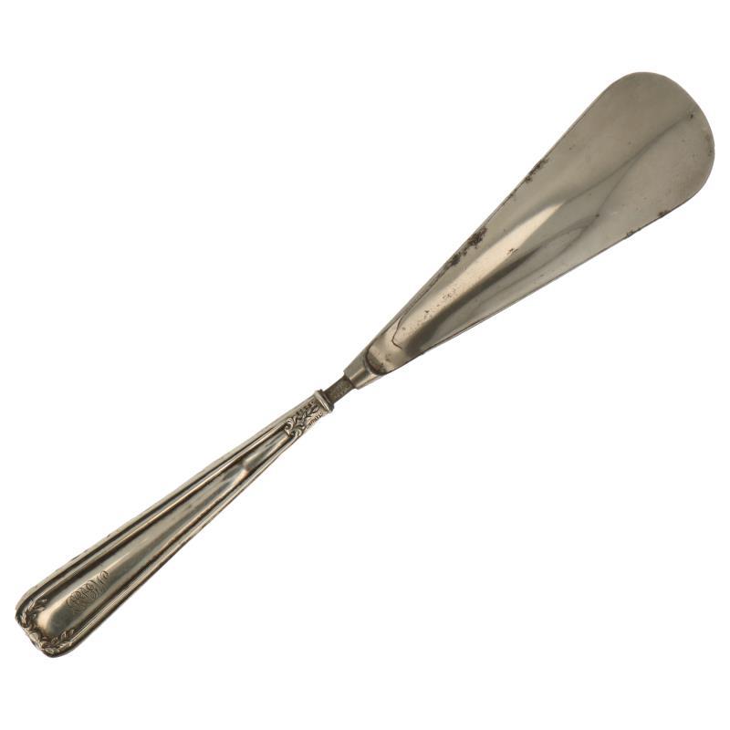 Schoenlepel met ornamentaal gedecoreerd handvat zilver.