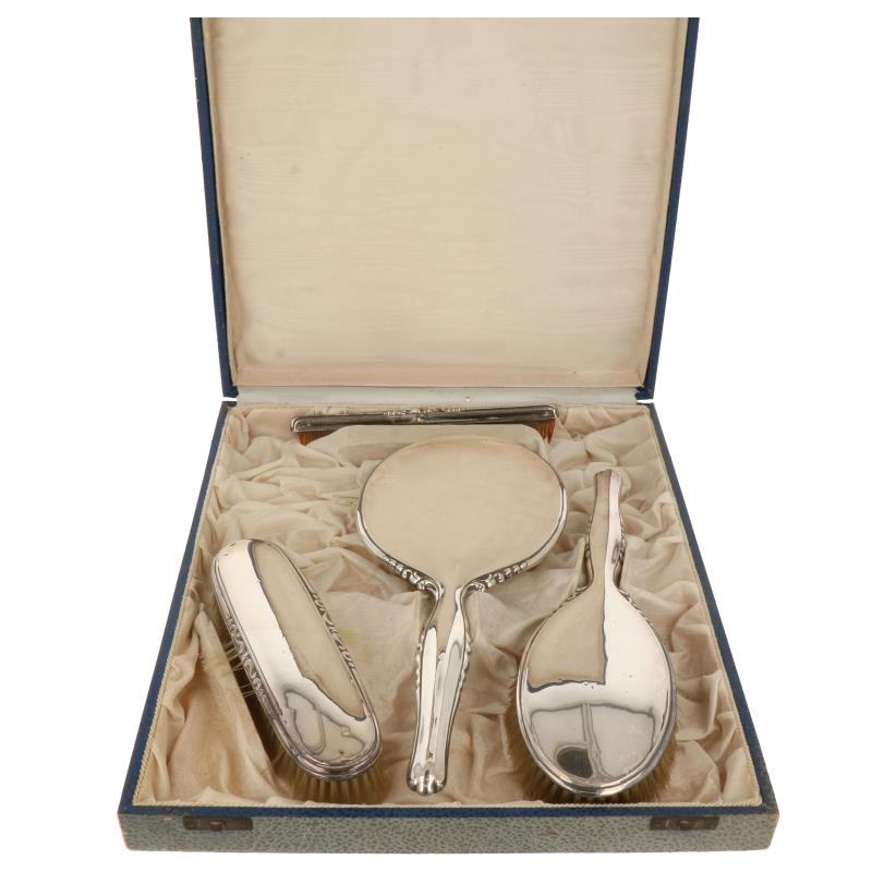 (4) Delige kaptafelset in originele doos w.o. borstels, kam, handspiegel zilver.