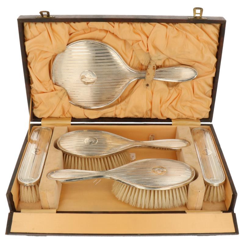 (5) Delige kaptafelset in originele etui w.o. handspiegel en diverse borstel zilver.