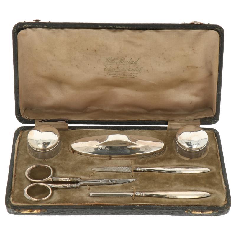 (6) Delige manicure set in originele etui zilver.