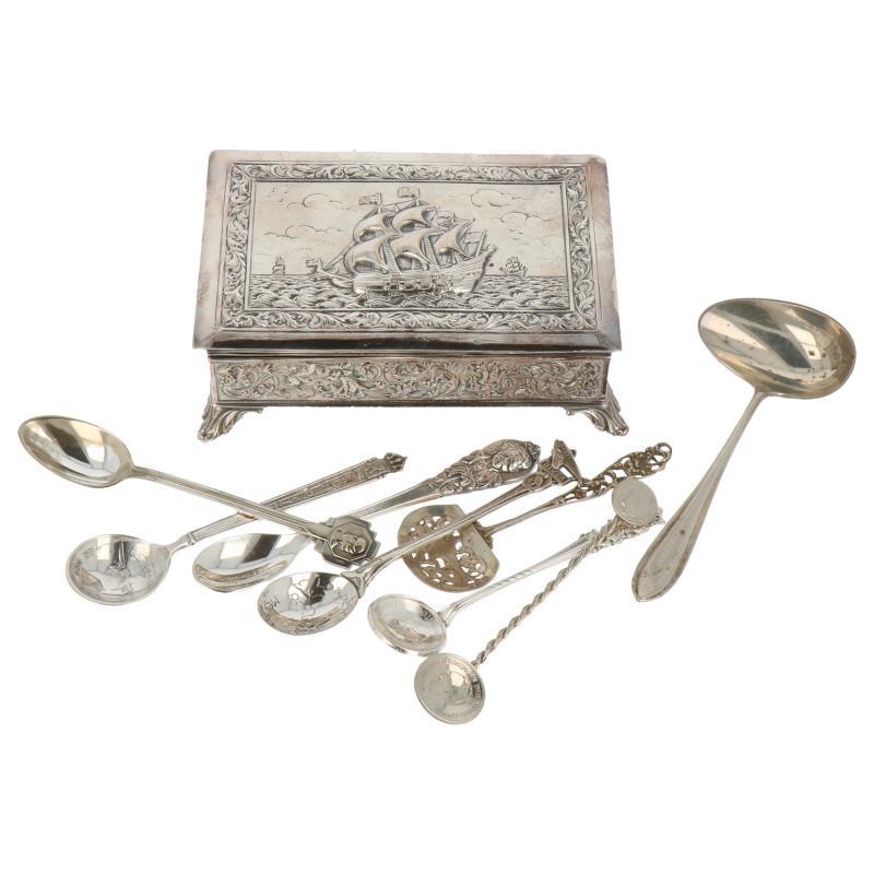 (9) Delig lot diverse lepeltjes met lepeldoosje w.o. diverse onedel zilver.