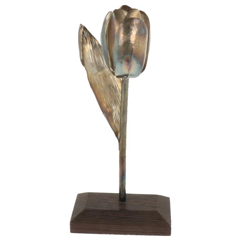 Tulp op houten plateau gemaakt als decoratief object zilver.