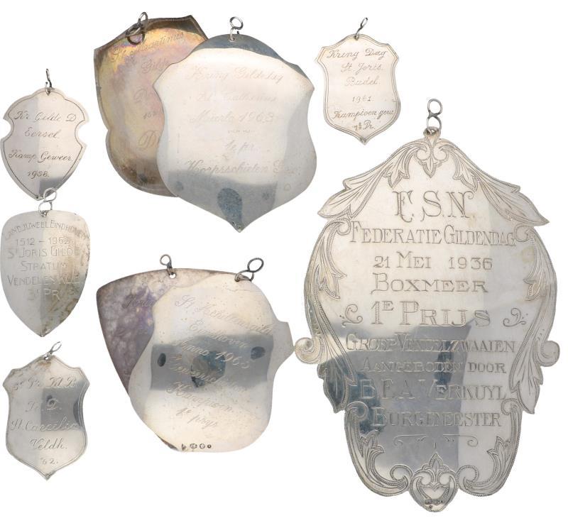 (9) Delig lot herdenkings schilden zilver.