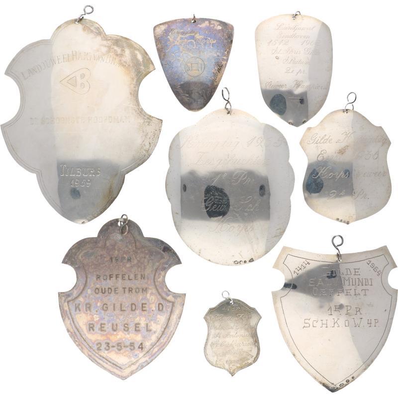 (8) Delig lot herdenkings schilden zilver.