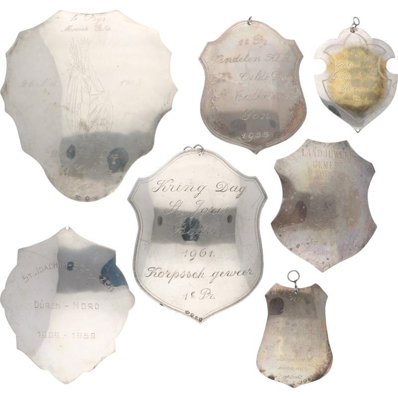 (7) Delig lot herdenkings schilden zilver.