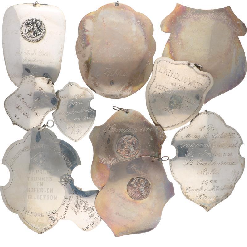 (11) Delig lot herdenkings schilden zilver.