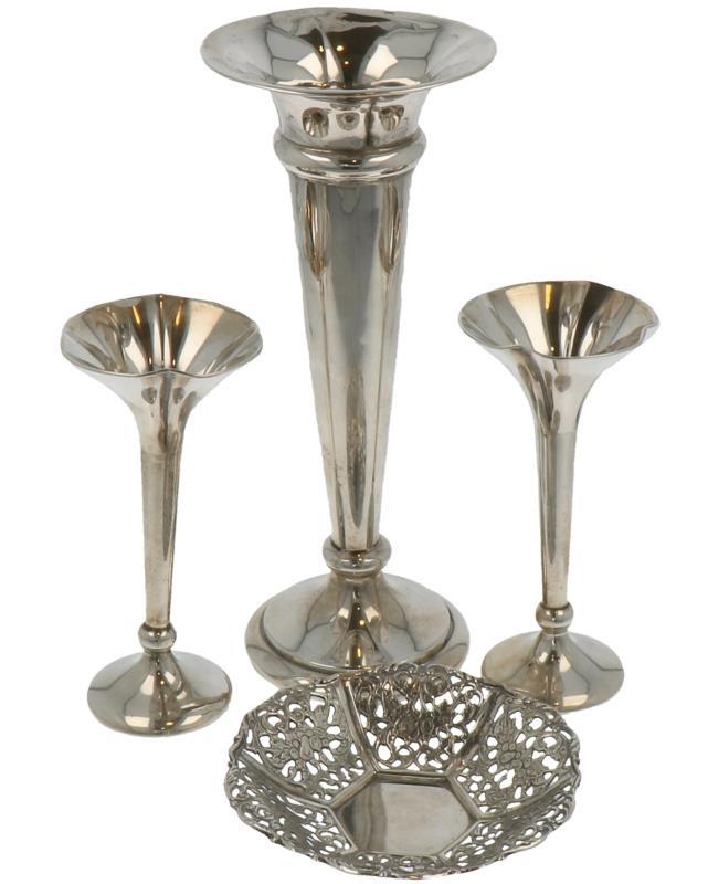 (4) Delig lot diversen w.o. 2 anjervaasjes, rozenvaasje en een pastilleschaaltje zilver.