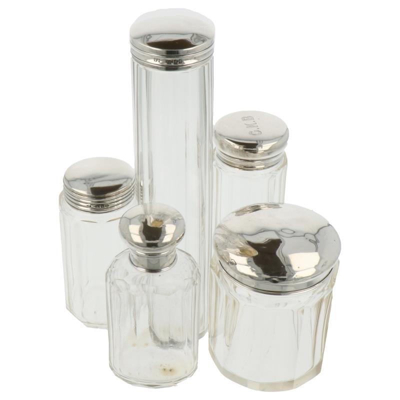 (5) Delige set kaptafel flacons met facet geslepen glas zilver.