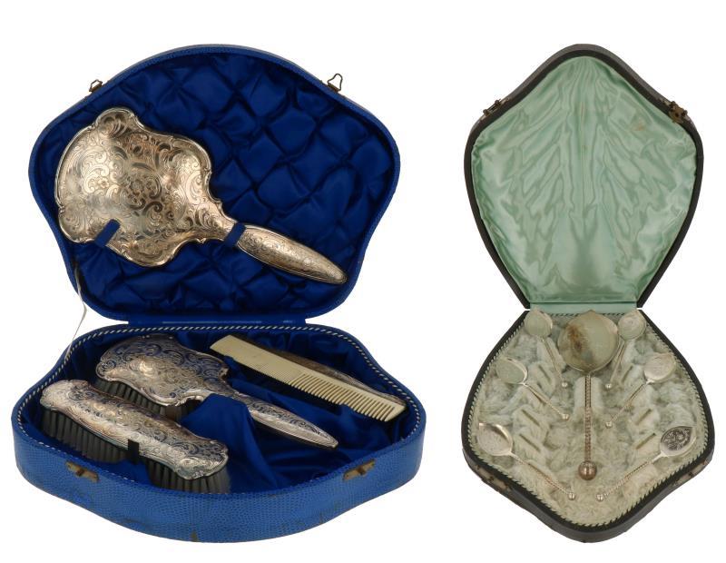 (2) Etui met inhoud waarvan 1 met  verzilverde kaptafelset en 1 zilveren incomplete ijslepelset zilver.
