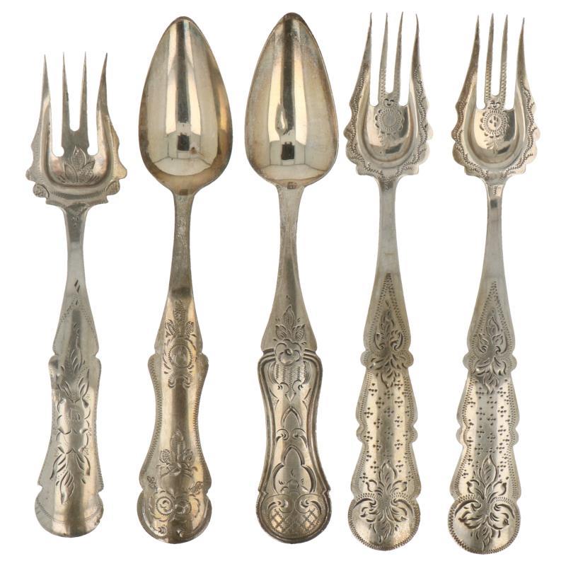 (5) Delig lot met diverse lepeltjes en vorkjes met gegraveerde biedemeier versieringen zilver.
