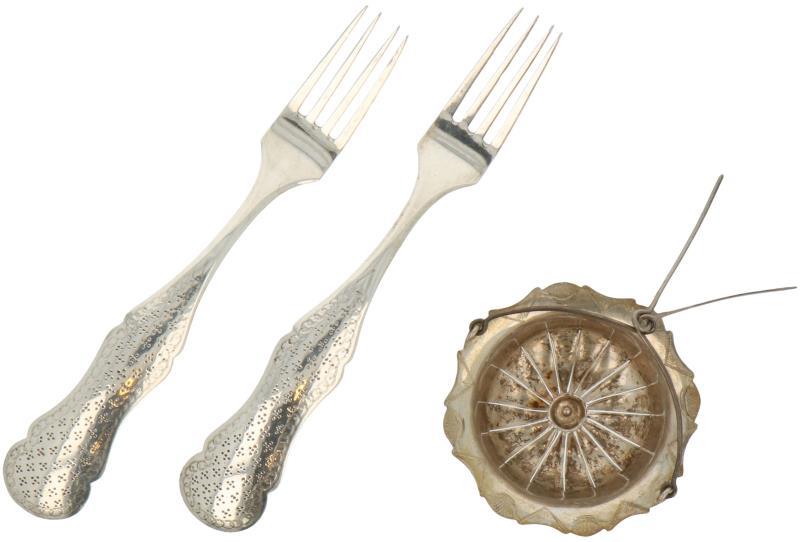 (3) Delig lot met vleesvorkjes en tuitzeefje zilver.