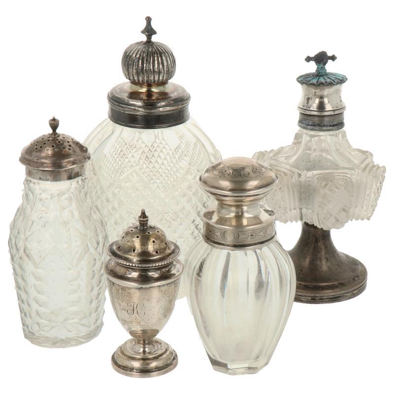 (5) Delig lot diverse kristal met zilver w.o. zoutvaatjes, theebusjes zilver.