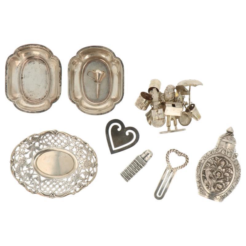 (9) Lot met diverse kleine items w.o. bonbonschaaltjes zilver.