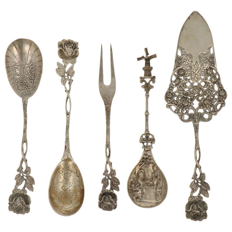 (5) Delig lot diverse schepwerk met  gegoten decoraties zilver.