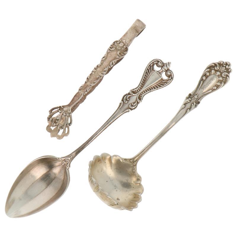 (3) Delig lot met diverse bestekdelen w.o. roomlepel en suikerklont tang zilver.
