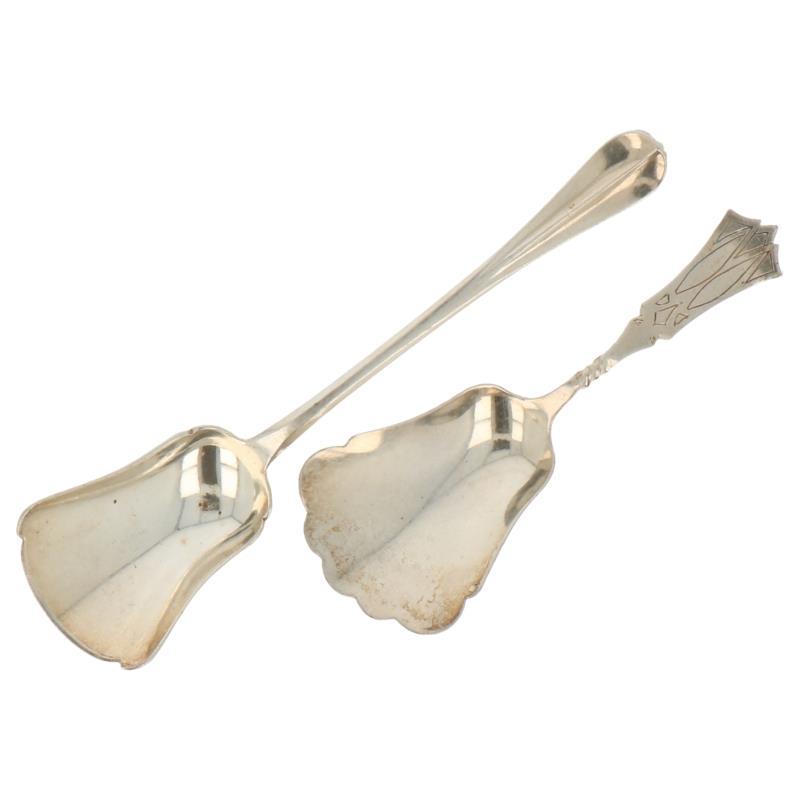(2) Delig lot met suikerschep en theeschep zilver.
