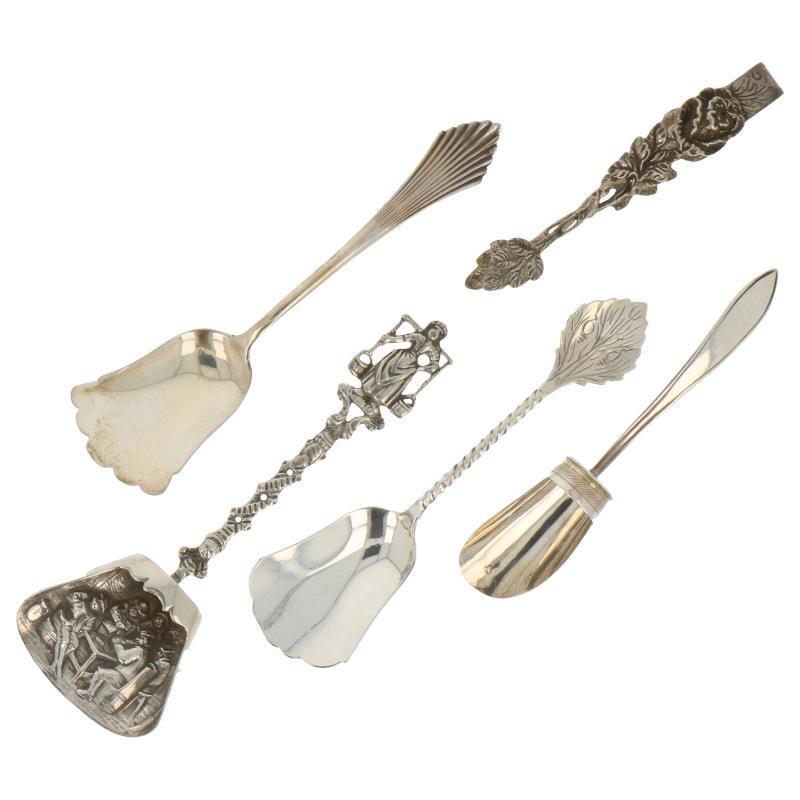 (5) Delig lot met suikerschepjes en suikerklontjes tang zilver.