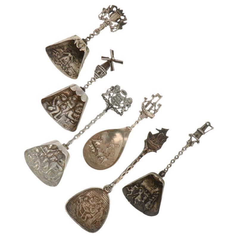 (6) Delig lot met suiker en thee scheppen met hollandse gegoten decors zilver.