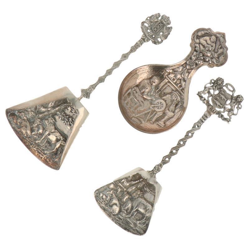 (3) Delige lot met suikerscheppen en theeduimpje zilver.