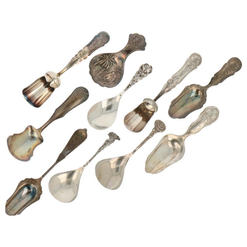 (10) Delig lot met suiker en thee schepjes waarvan 2  verzilverd zilver.