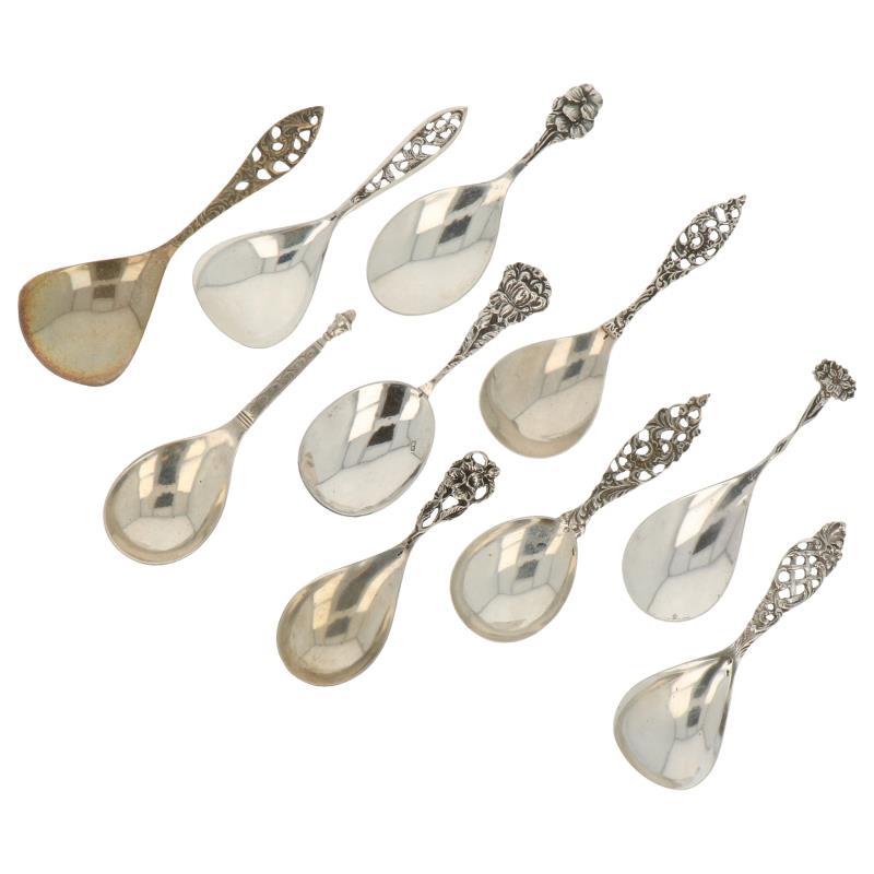 (10) Delig lot met thee schepjes met diverse meest florale decors waarvan 1  verzilverd zilver.