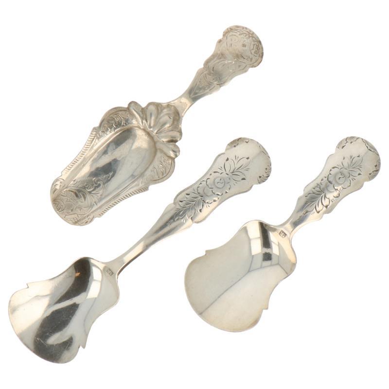 (3) Delig lot met theeschepjes en suiker schep zilver.