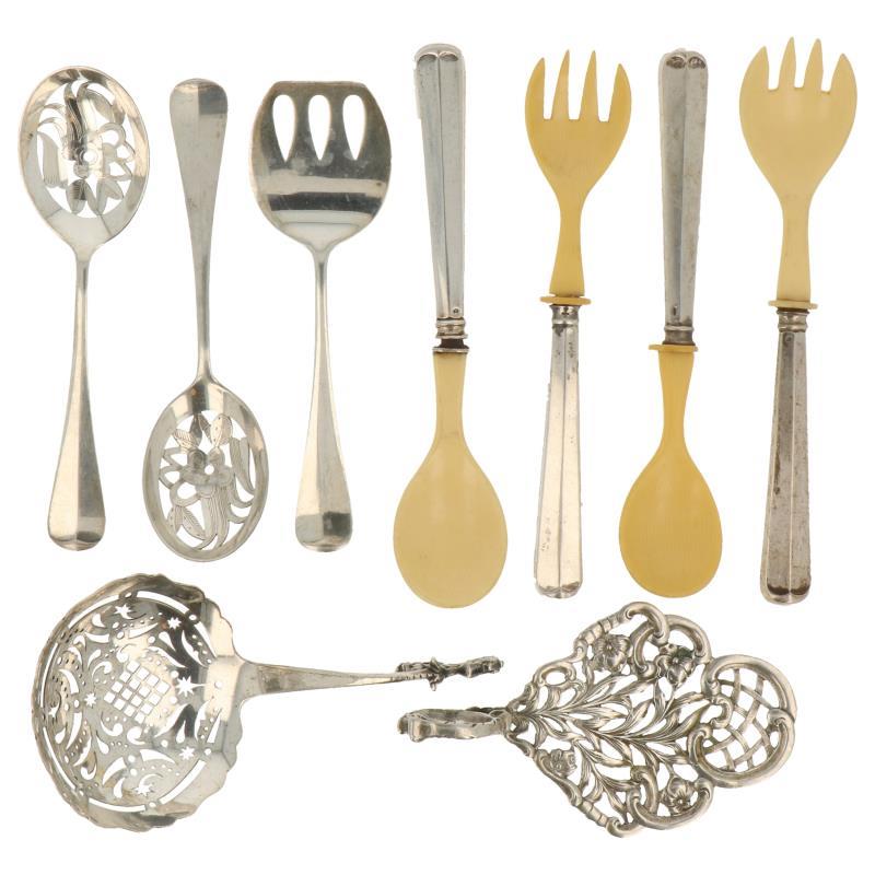 (9) Delig lot diverse bestekdelen zilver.