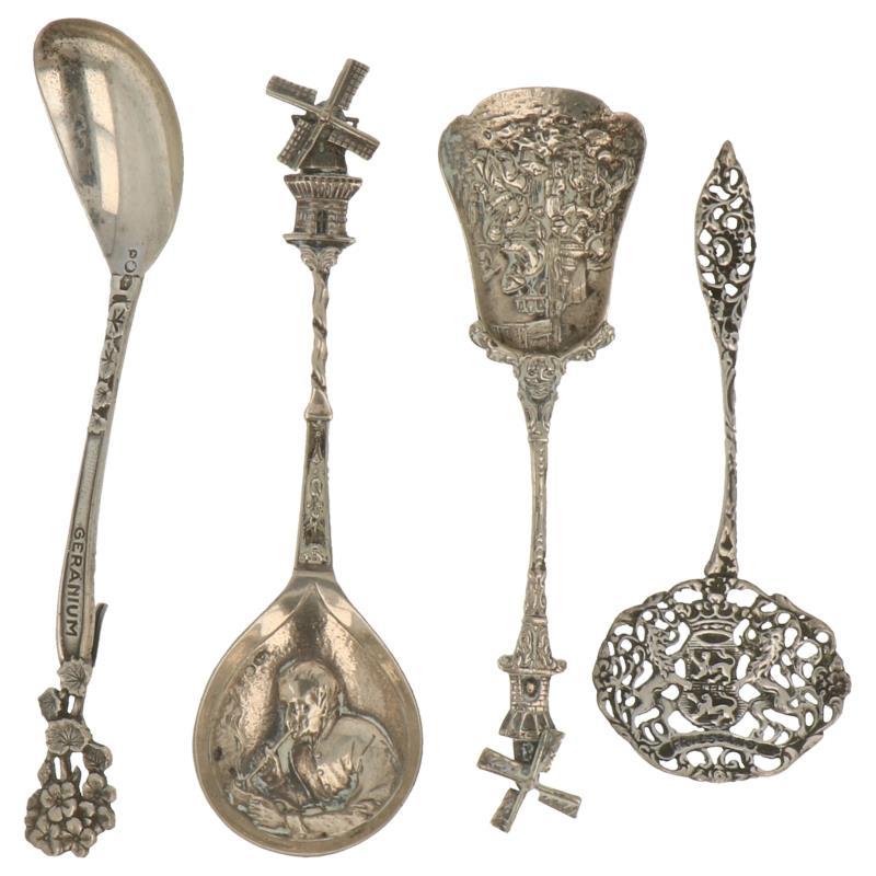 (4) Delig lot met diverse schepjes zilver.