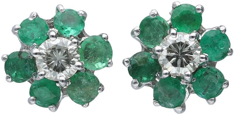 Oorstekers witgoud, ca. 0.32 ct. diamant en smaragd - 18 kt.