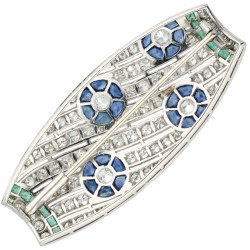 Platina Art Deco broche bezet met ca. 3.63 ct. diamant, natuurlijke saffier en smaragd - Pt 950.