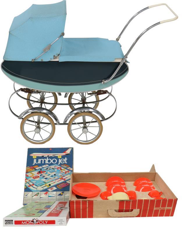 (4x) Speelgoed en poppenwagen.