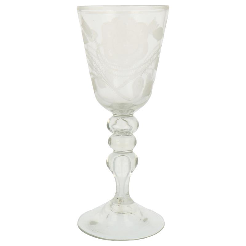 Wijnglas met geslepen decoraties
