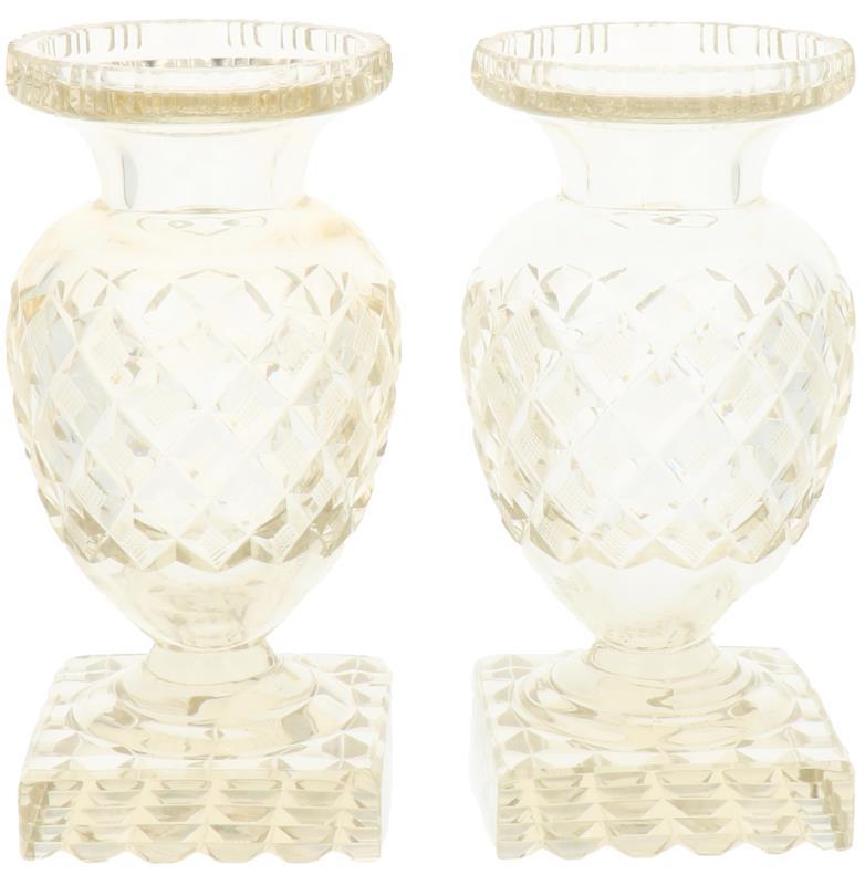 (2x) Balustervormige glazen vaasjes op voet. 