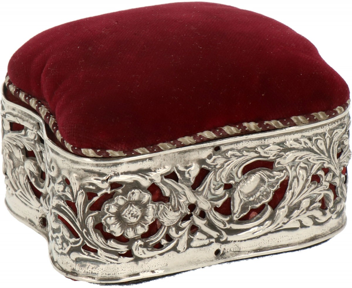 Speldenkussen zilver.