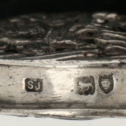 Beugeltas zilver.