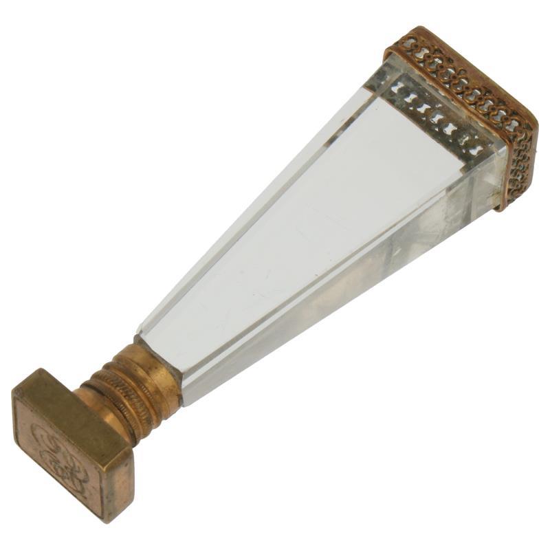 Lakstempel of Cachet met vierkant taps aflopend kristallen heft.