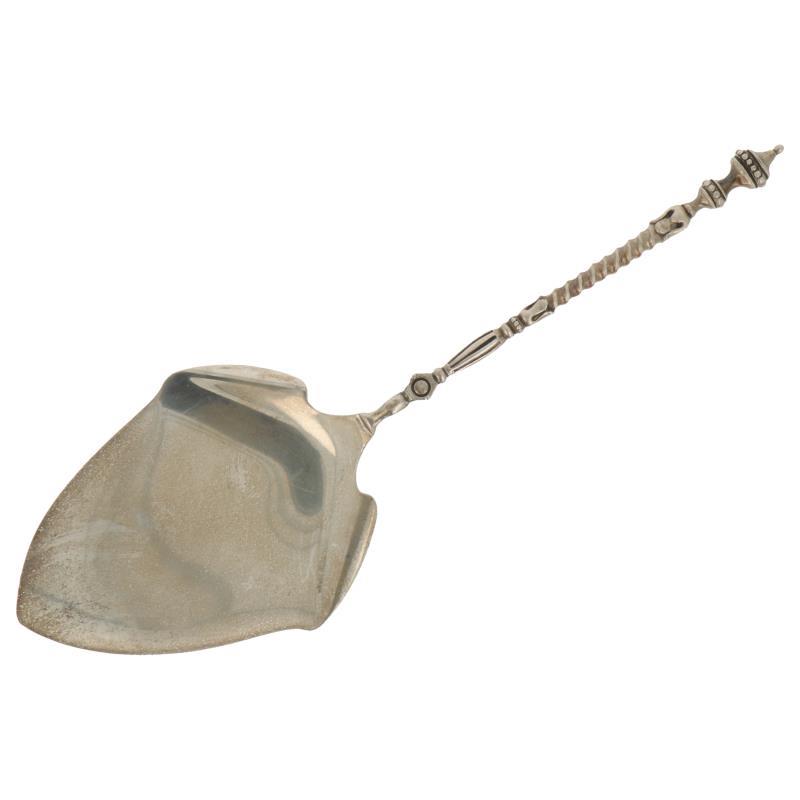 Gebakschep met getorste steel en baluster versieringen zilver.