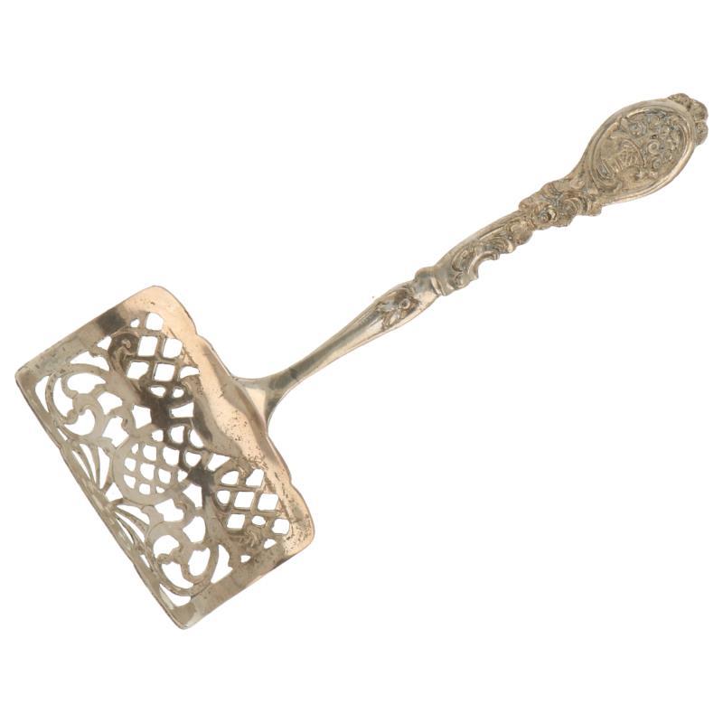 Sardine schep met bloemenmand op medaillon afgebeeld en ajour opengewerkte schep zilver.