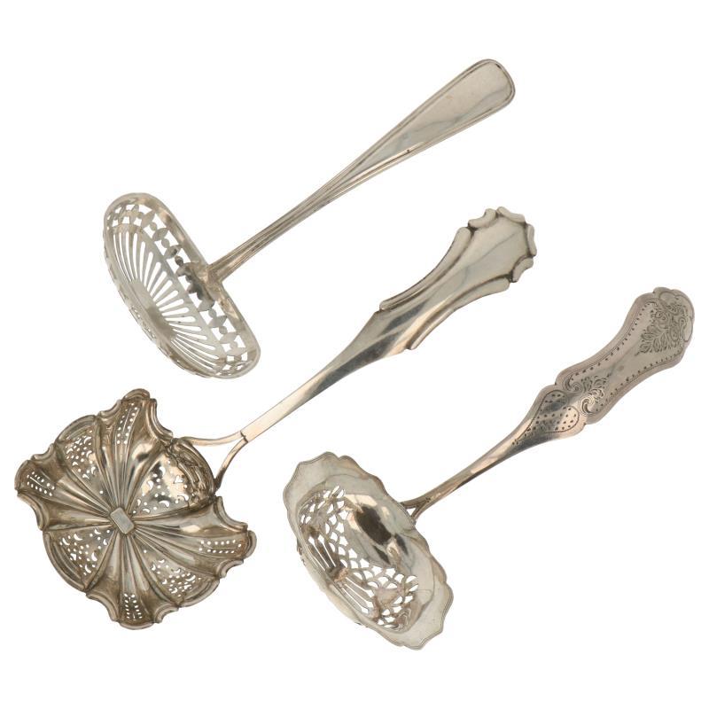 (3) Strooilepels met ajour opengewerkte strooibak zilver.