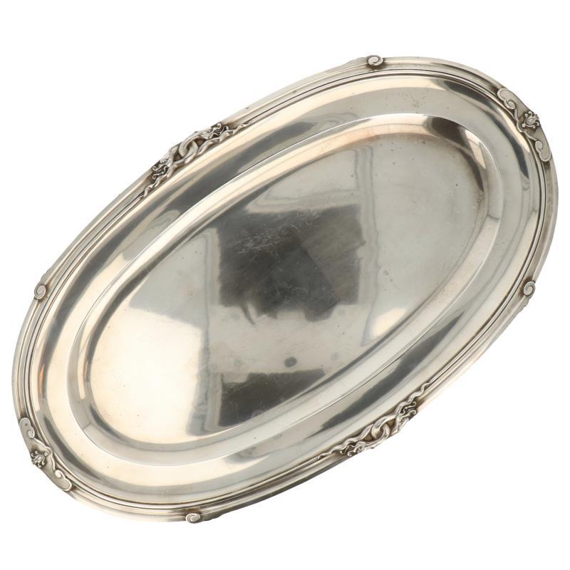 Presenteerschaal in Art Nouveau stijl met opgesoldeerde randversieringen w.o. geromantiseerde zeeslangen zilver.