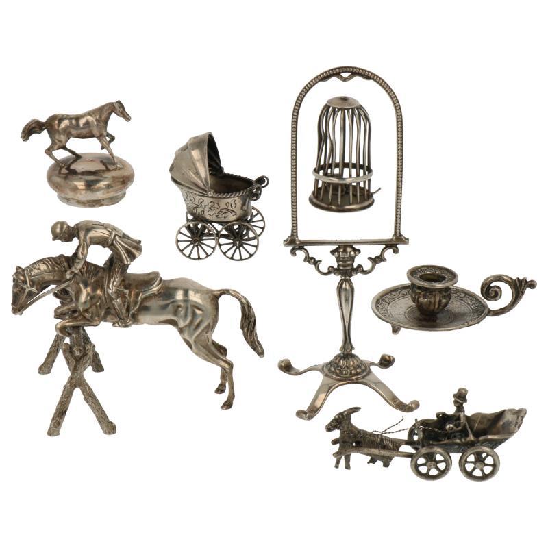 (6) Lot miniaturen w.o. vogelkooi, blaker, kinderwagen, paard en jockey zilver.