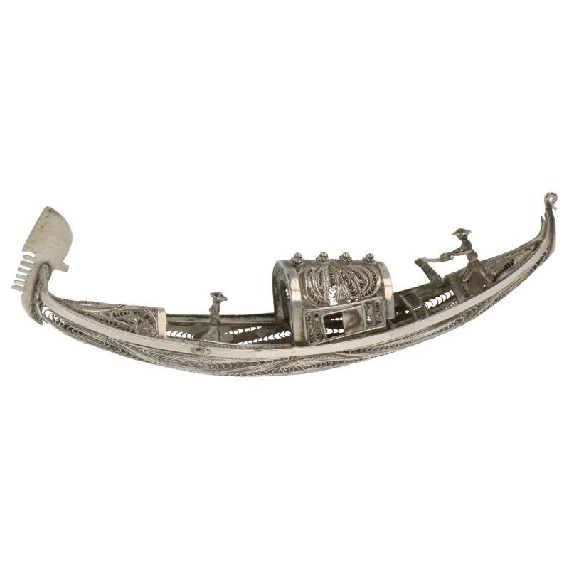 Miniatuur venetiaanse gondola uitgevoerd in filigrain zilver zilver.