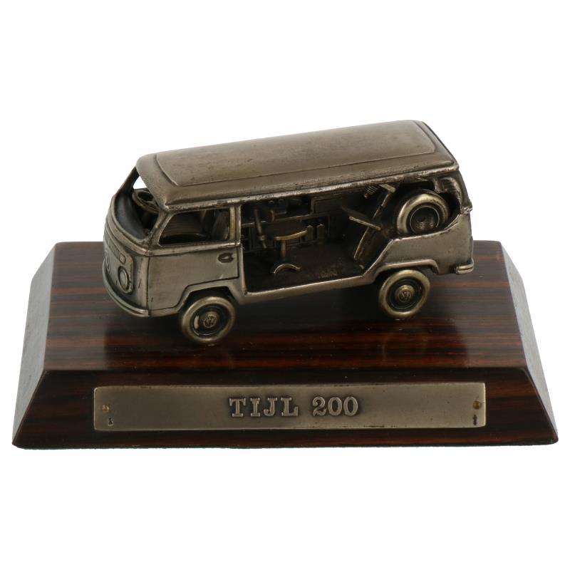 Miniatuur volkswagen bus T1 op houten basement *Tijl 200* zilver.