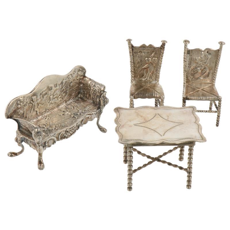 (4) Delig lot miniaturen w.o. tafel en stoelen zilver.