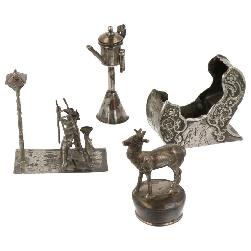 (4) Delig lot miniaturen w.o. snotneus, hert, slede, lantaarnopsteker zilver.