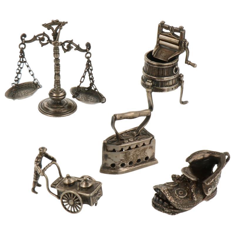(5) Delig lot miniaturen w.o. ijscokar, strijkijzer, wastobbe met mangel zilver.