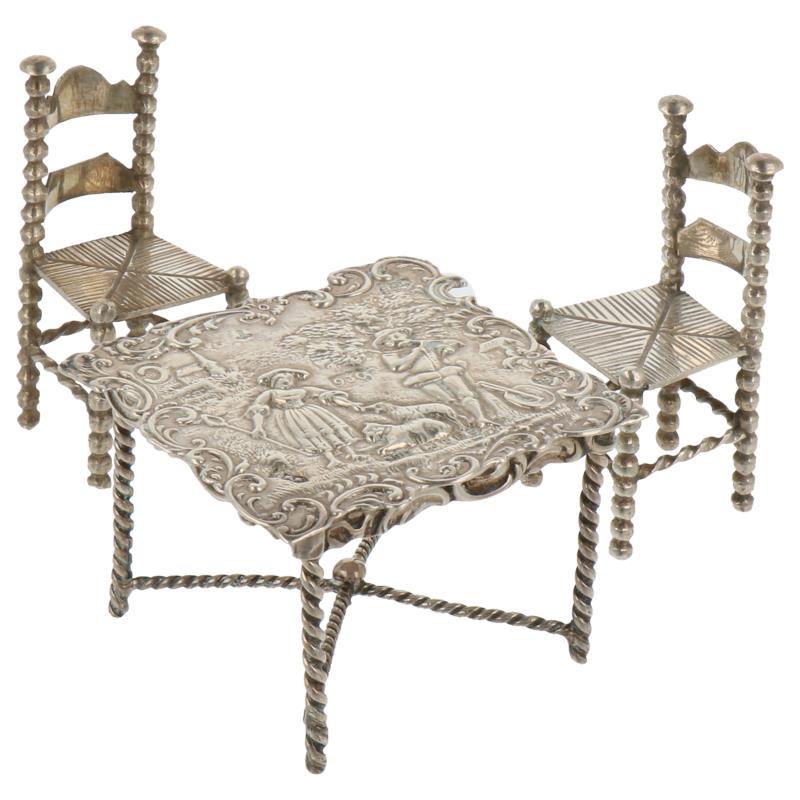 (3) Delig lot miniaturen w.o. tafel en stoelen zilver.