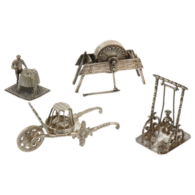 (4) Delig lot miniaturen w.o. schommel, slager en messenslijper zilver.