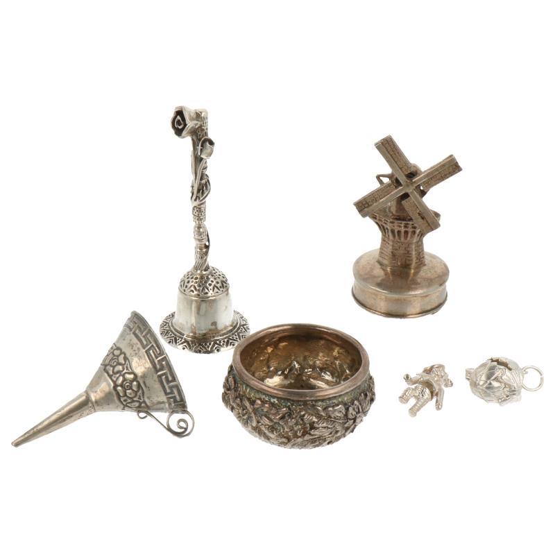 (6) Delig lot diverse w.o. minatuur molen en parfum trechter zilver.