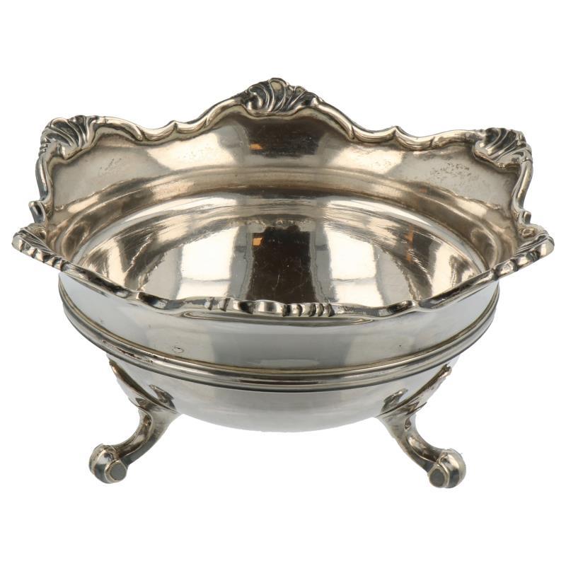 Pijp komfoor voorzien van opgesoldeerde rocaille en schelp versieringen langs de rand, staande op 3 klauwpoten zilver.